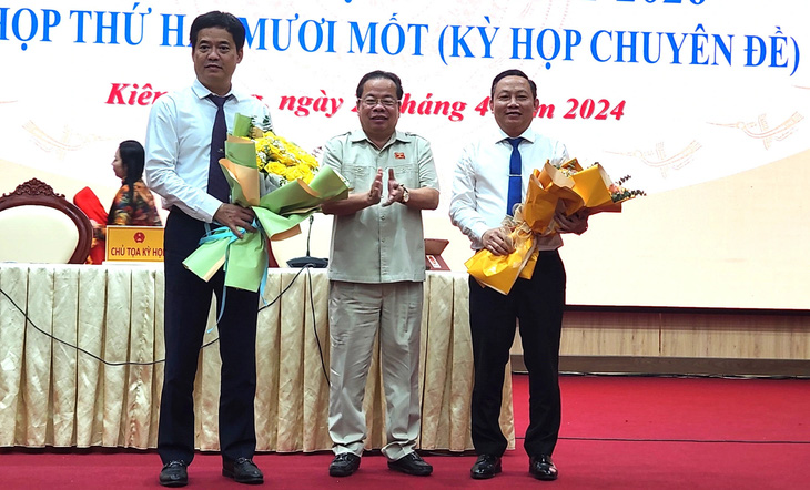 Ông Mai Văn Huỳnh - chủ tịch Hội đồng nhân dân tỉnh Kiên Giang (giữa) - tặng hoa cho ông Lê Quốc Anh - bí thư TP Phú Quốc (trái) và ông Lê Hữu Toàn - giám đốc Sở Nông nghiệp và Phát triển nông thôn được bầu bổ sung ủy viên UBND tỉnh nhiệm kỳ 2021-2026 - Ảnh: BỬU ĐẤU