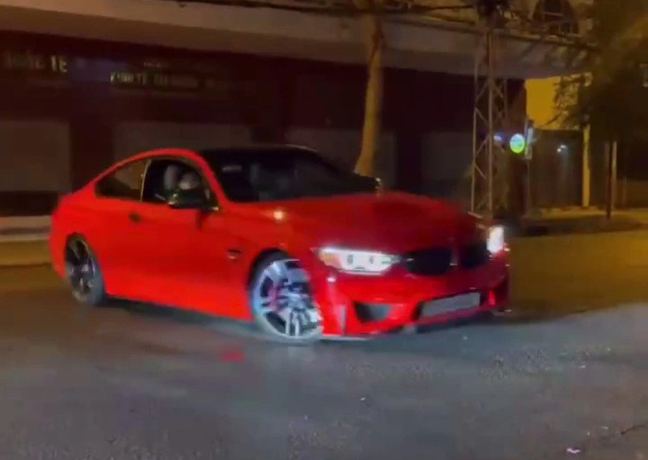 Ô tô BMW chạy drift trên đường Nguyễn Công Trứ, quận 1, TP.HCM - Ảnh cắt từ video trên mạng xã hội