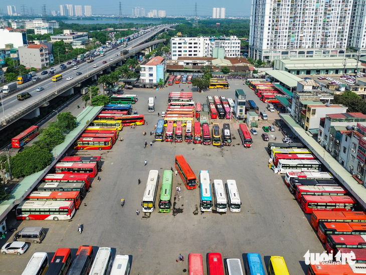 Người dân đội nắng rời Hà Nội về nghỉ lễ, càng về tối càng ùn tắc- Ảnh 9.