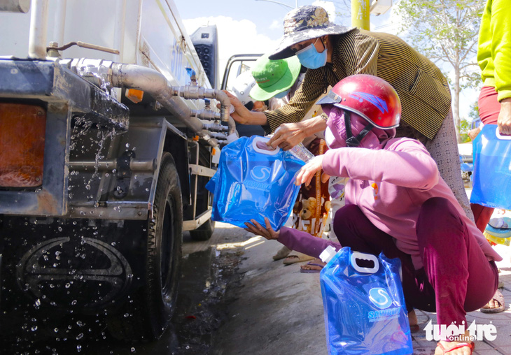 500 túi dự trữ nước sạch, 10 bồn chứa nước sạch 500 lít được trao tặng cho các hộ gia đình bị ảnh hưởng bởi hạn mặn - Ảnh: TIẾN QUỐC