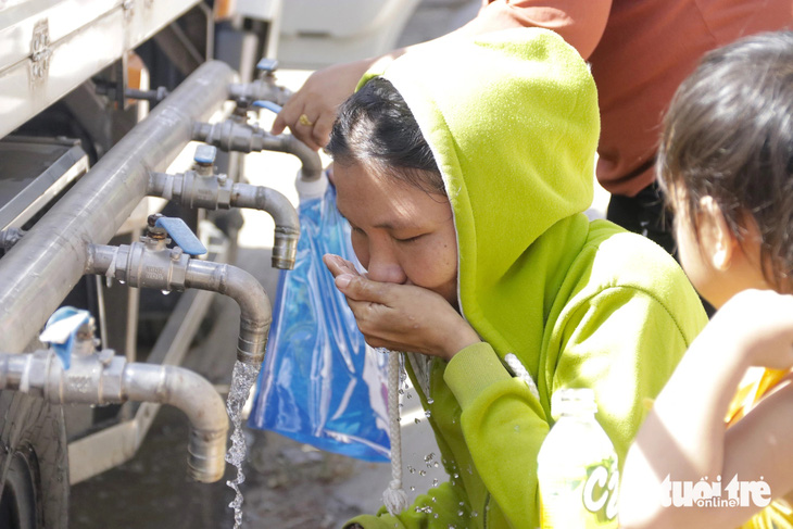 Người dân nâng niu từng ngụm nước ngọt quý giá trong giai đoạn bị ảnh hưởng bởi hạn mặn - Ảnh: TIẾN QUỐC
