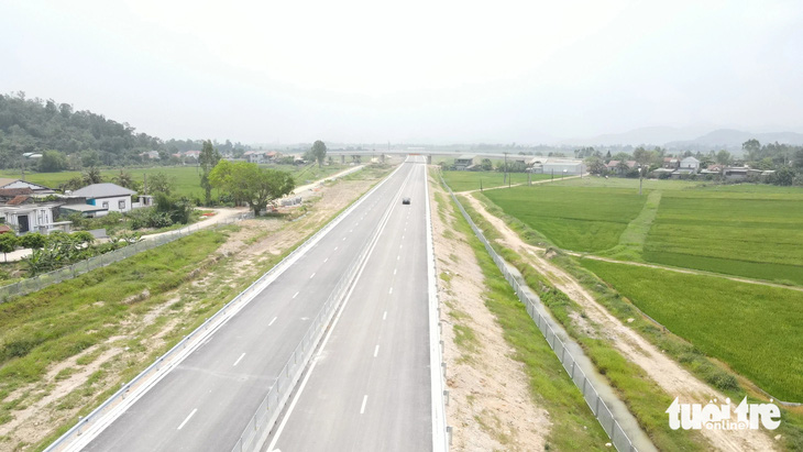 Cao tốc Bắc - Nam đoạn Diễn Châu - Bãi Vọt dự kiến thông xe kỹ thuật ngày 28-4 - Ảnh: DOÃN HÒA