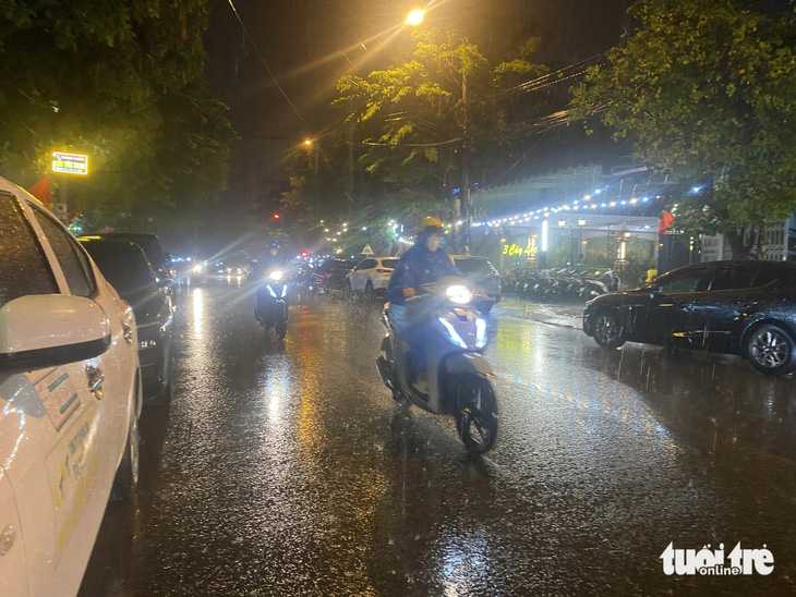 Cơn mưa vàng làm dịu đi các con đường nóng hầm hập ở Đà Nẵng nhiều ngày nay - Ảnh: ĐOÀN NHẠN 