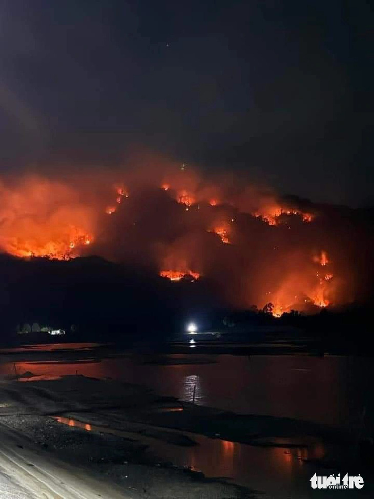Núi Cô Tô đang cháy (ảnh chụp tối 26-4) - Ảnh: CTV