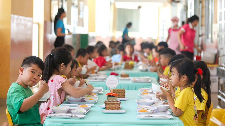 Bữa ăn của trẻ Trường mầm non Sơn Ca 3, phường Hiệp Bình Chánh, TP Thủ Đức, TP.HCM - Ảnh: PHƯƠNG QUYÊN
