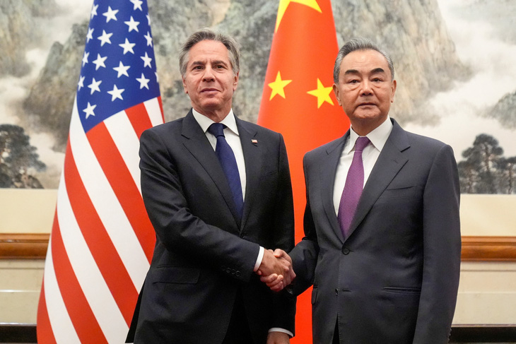 Ngoại trưởng Mỹ Antony Blinken (trái) gặp Ngoại trưởng Trung Quốc Vương Nghị ở Bắc Kinh ngày 26-4 - Ảnh: REUTERS