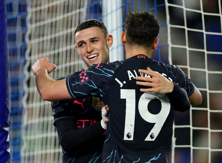 Phil Foden và Julian Alvarez cùng lập công cho Man City - Ảnh: REUTERS