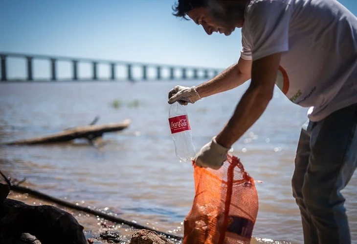 Một tình nguyện viên gom rác nhựa ở Argentina vào tháng 11-2023 - Ảnh: Eduardo Bodiño, Más Río Menos Basura