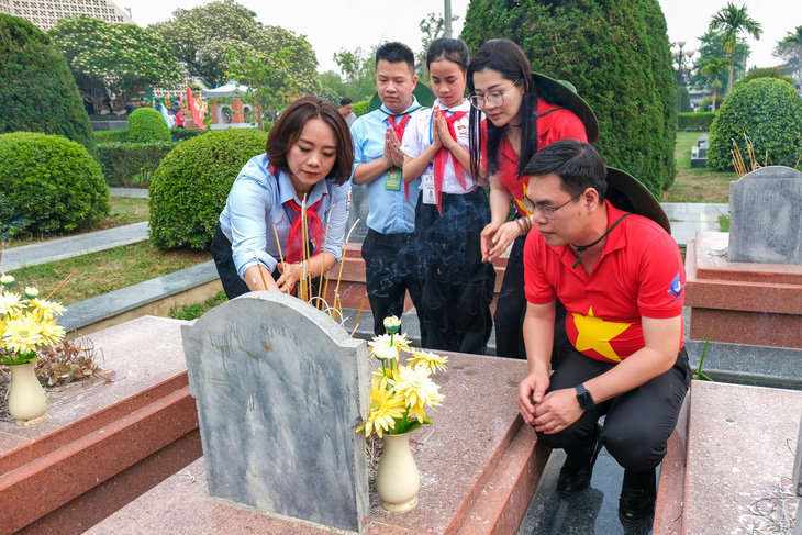 Đoàn đại biểu từ Tỉnh đoàn Yên Bái thắp hương cho liệt sĩ tại Nghĩa trang liệt sĩ quốc gia A1, Điện Biên - Ảnh: HÀ QUÂN