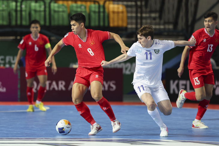 Tuyển futsal Việt Nam (trái) phải tranh vé vớt để có thể lấy vé dự World Cup futsal 2024 - Ảnh: AFC
