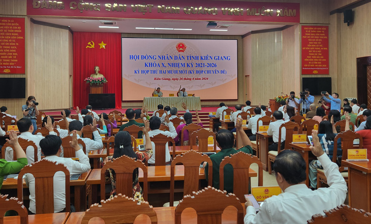 Các đại biểu Hội đồng nhân dân tỉnh Kiên Giang đã thông qua 19 tờ trình dự thảo nghị quyết điều chỉnh và tăng vốn các dự án quan trọng - Ảnh: BỬU ĐẤU