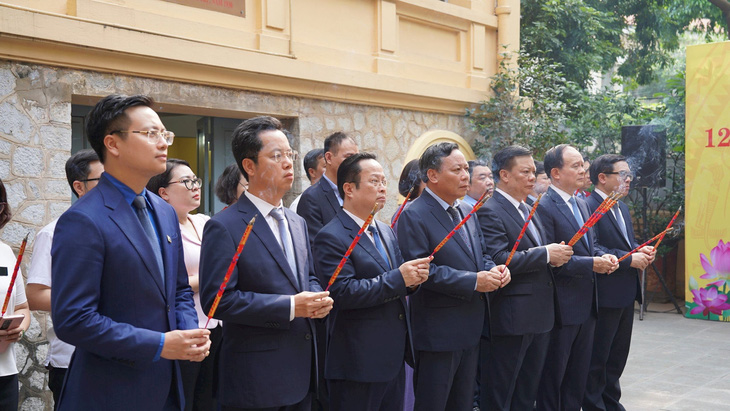 Lãnh đạo Hà Nội, quận Hoàn Kiếm dâng hương tưởng niệm Tổng bí thư Trần Phú - Ảnh: Thành ủy Hà Nội