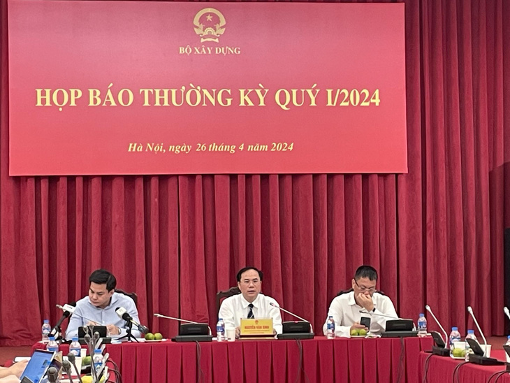 Thứ trưởng Bộ Xây dựng Nguyễn Văn Sinh (ngồi giữa) chủ trì họp báo ngày 26-4 - Ảnh: B.NGỌC