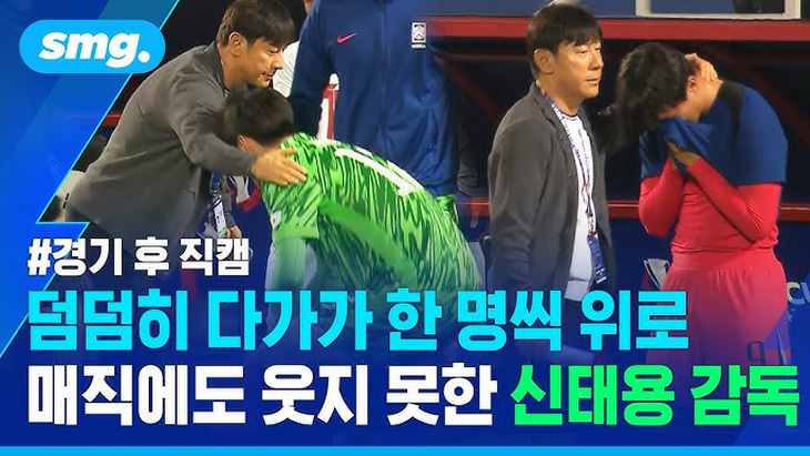Báo chí Hàn Quốc ca ngợi HLV Shin Tae Yong với hành động an ủi các cầu thủ U23 Hàn Quốc sau trận đấu - Ảnh: Getty