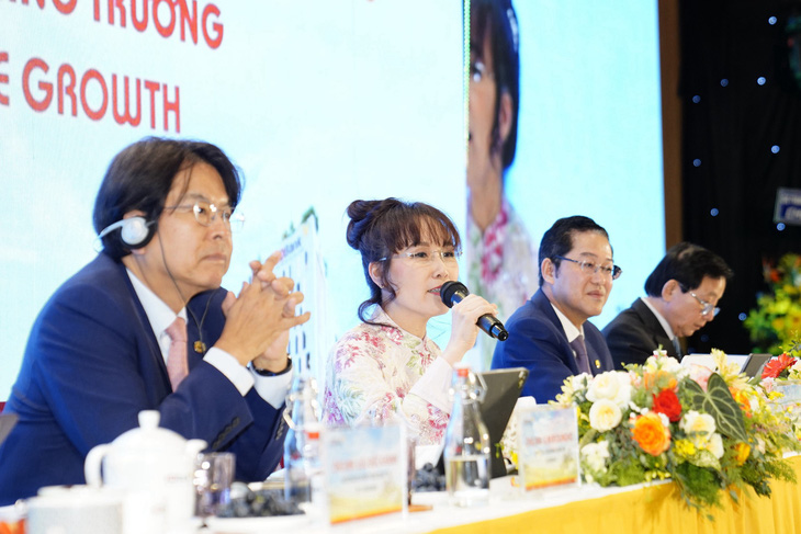 Bà Nguyễn Thị Phương Thảo, phó chủ tịch thường trực HĐQT HDBank, chia sẻ ngắn với cổ đông - Ảnh: A.H