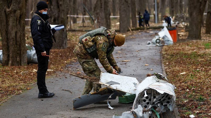 Cảnh sát kiểm tra một phần tên lửa hành trình Kh-55 của Nga bị đánh chặn trong cuộc tấn công tên lửa tại công viên ở Kiev, Ukraine hồi tháng 3 - Ảnh: REUTERS