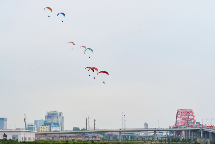 Các phi công trình diễn dù bay tại Hải Phòng trong Lễ hội Hoa Phượng Đỏ 2023 - Ảnh: T.THẮNG