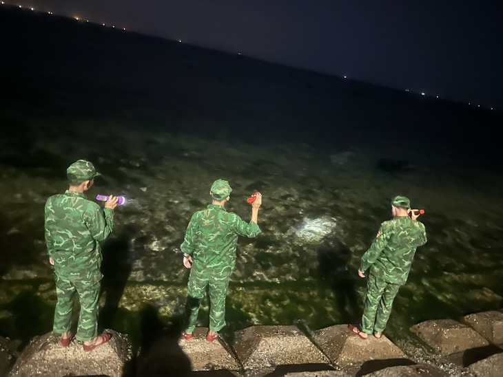 Lực lượng biên phòng tích cực tìm kiếm ở khu vực ven đảo Lý Sơn - Ảnh: TÚ TÚ