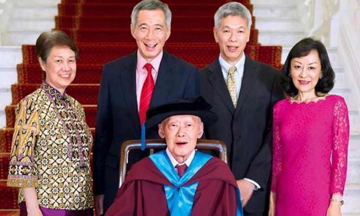 Ông Lý Quang Diệu (ngồi) cùng hai con trai và con dâu. Ảnh: Asia Times