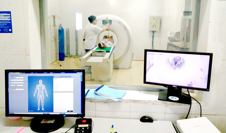 Các y bác sĩ Bệnh viện Mường Ảng tiếp cận và làm chủ được các phương tiện y tế tiên tiến, tạo niềm tin khi dân đến khám chữa bệnh - Ảnh: Ngọc Quang