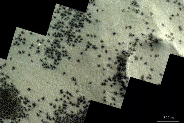 Hình ảnh gây liên tưởng đến hàng trăm con nhện đen được chụp bởi tàu ExoMars Trace Gas Orbiter trên sao Hỏa - Ảnh: ESA