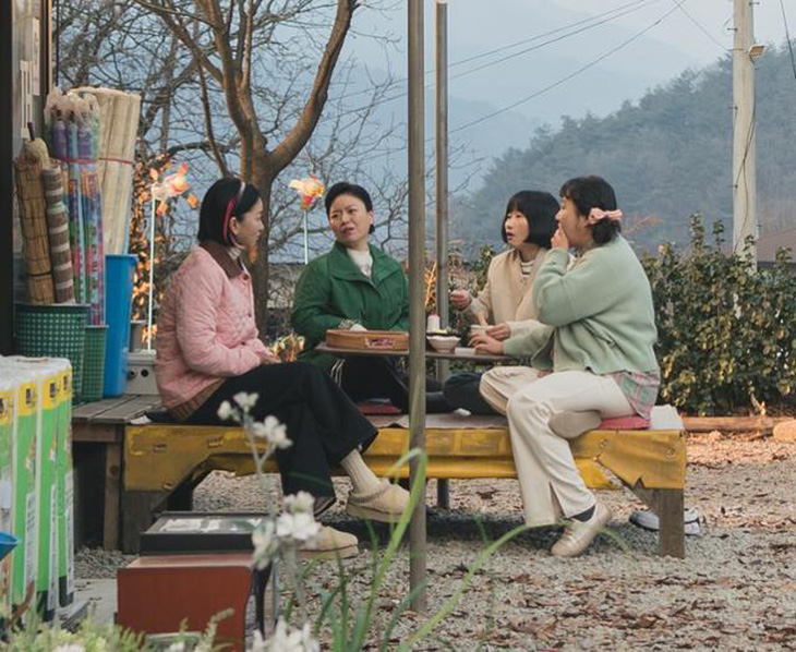 Các cư dân  trong ngôi làng  Yongduri có nhiệm vụ tạo tiếng cười cho phim