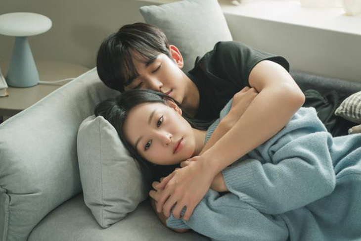 Hai diễn viên chính Kim Soo Hyun và Kim Ji Won tạo nên một tình yêu đẹp và lạ lùng trong phim Nữ hoàng nước mắt - Ảnh: tvN