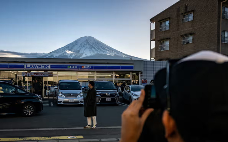 Dựng màn chắn ngăn du khách tụ tập chụp ảnh núi Phú Sĩ
