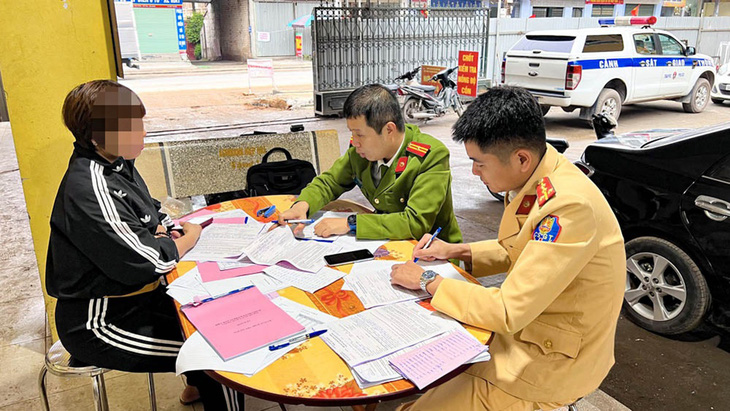 Công an tỉnh Bắc Giang đang trao đổi với chủ xe dính 26 lỗi phạt nguội - Ảnh: công an cung cấp