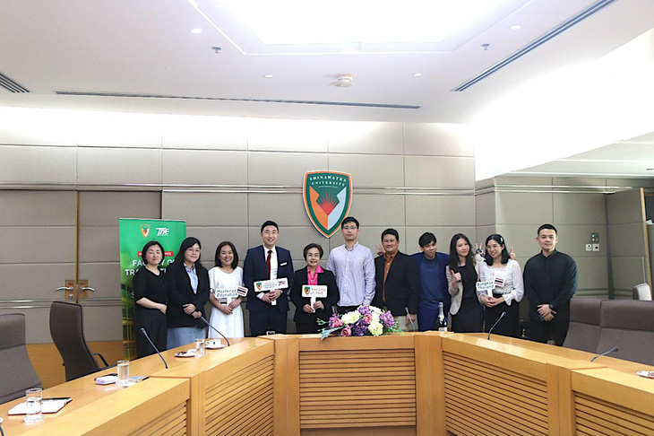 Đội ngũ Khoa Tuyển sinh Quốc tế (Faculty of TNE) gặp gỡ, trao đổi với các đại diện trường và học sinh của đại học Shinawatra tại học sở chính Pathum Thani