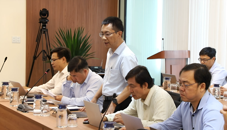 Ông Nguyễn Xuân Hiệp, trưởng Ban Kỹ thuật - Sản xuất, báo cáo tại cuộc họp