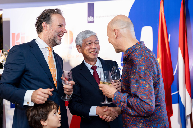 Phó chủ tịch UBND TP.HCM Võ Văn Hoan (giữa) cùng Tổng lãnh sự Hà Lan tại TP.HCM Daniel Stork (trái) và Đại sứ Hà Lan tại Việt Nam Kees van Baar vào tối 25-4 - Ảnh: TỔNG LÃNH SỰ QUÁN HÀ LAN