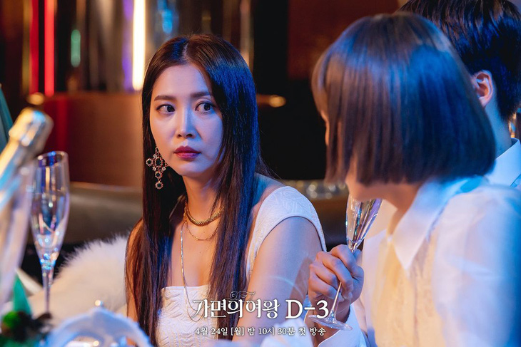 Trong Nữ hoàng mặt nạ, Oh Yoon Ah vào vai người bạn bị phản bội Go Yoo Na