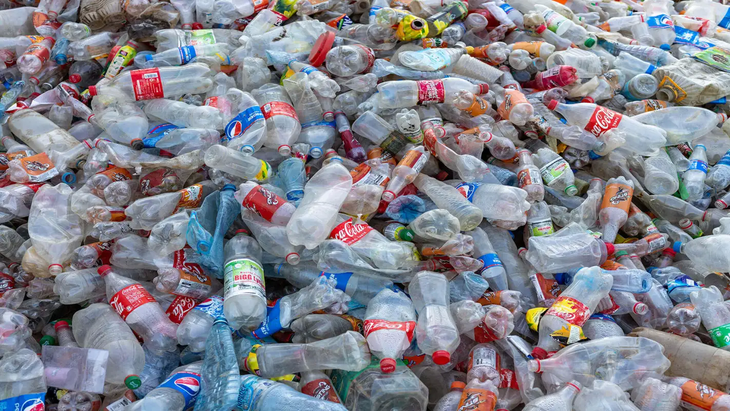 Nghiên cứu chỉ ra Công ty Coca Cola của Mỹ là nhà sản xuất gây ô nhiễm nhựa lớn nhất, chiếm 11% tổng ô nhiễm nhựa toàn cầu - Ảnh: iStock