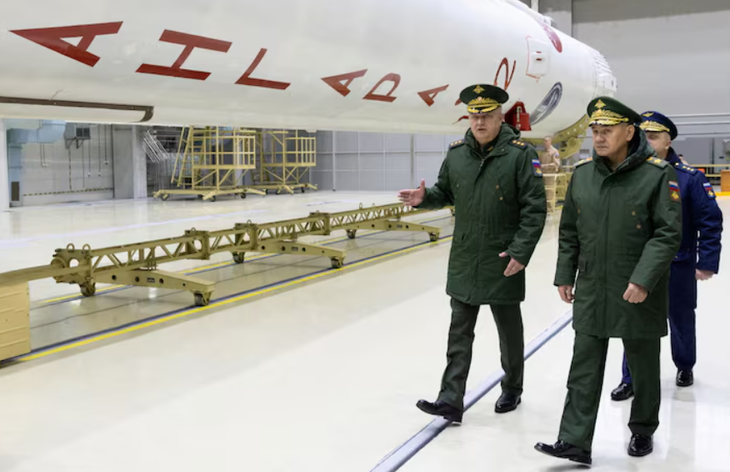 Bộ trưởng Quốc phòng Nga Sergei Shoigu thị sát tiến độ xây dựng và hiện đại hóa sân bay vũ trụ Plesetsk của Nga ngày 24-4 - Ảnh: REUTERS