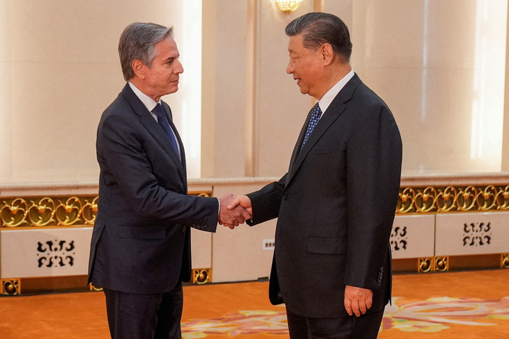 Ngoại trưởng Mỹ Antony Blinken (bên trái) bắt tay Tổng bí thư, Chủ tịch nước Trung Quốc Tập Cận Bình tại Bắc Kinh ngày 26-4 - Ảnh: REUTERS
