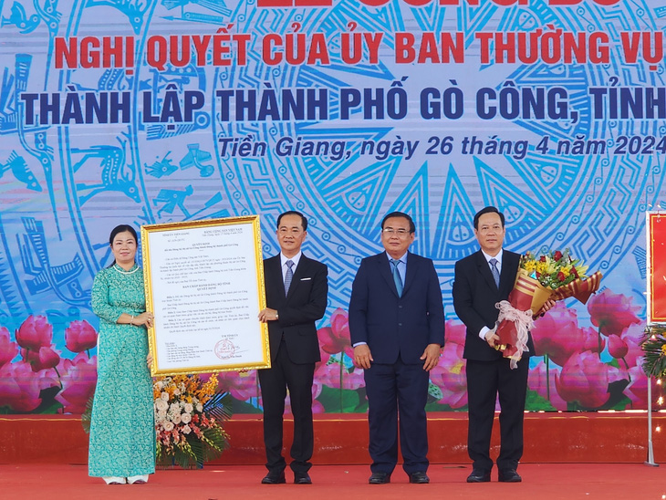 Ông Võ Văn Bình - chủ tịch Hội đồng nhân dân Tiền Giang (thứ 2 bên phải) trao quyết định của Ban Chấp hành Đảng bộ tỉnh về việc chuyển Đảng bộ thị xã Gò Công thành Đảng bộ thành phố Gò Công - Ảnh: MẬU TRƯỜNG