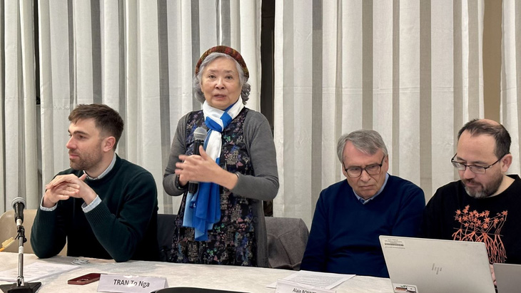 Bà Trần Tố Nga trong buổi họp báo ngày 25-4, tại trụ sở Hội Người Việt Nam tại Pháp ở thủ đô Paris, Pháp - Ảnh: TTXVN