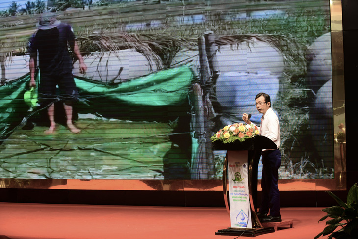 Ông Trần Xuân Toàn - phó tổng biên tập báo Tuổi Trẻ - nói về việc "sống chung với hạn mặn" - Ảnh: QUANG ĐỊNH
