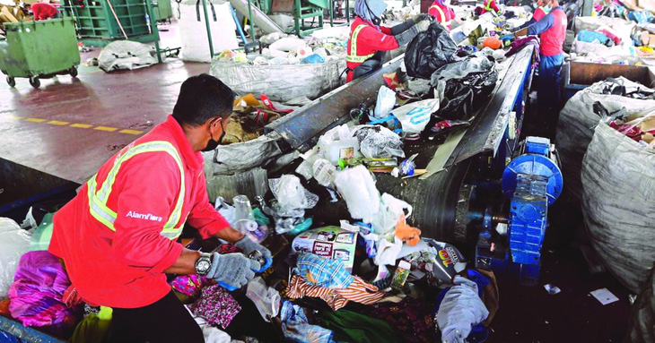 Công nhân một sáng kiến phân loại rác ở Malaysia đang làm việc. Ảnh: The New Straits Times