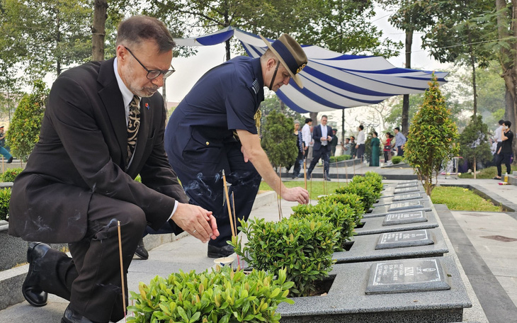 Đại sứ Úc xúc động dự an táng phần mộ tập thể liệt sĩ tại Bình Dương