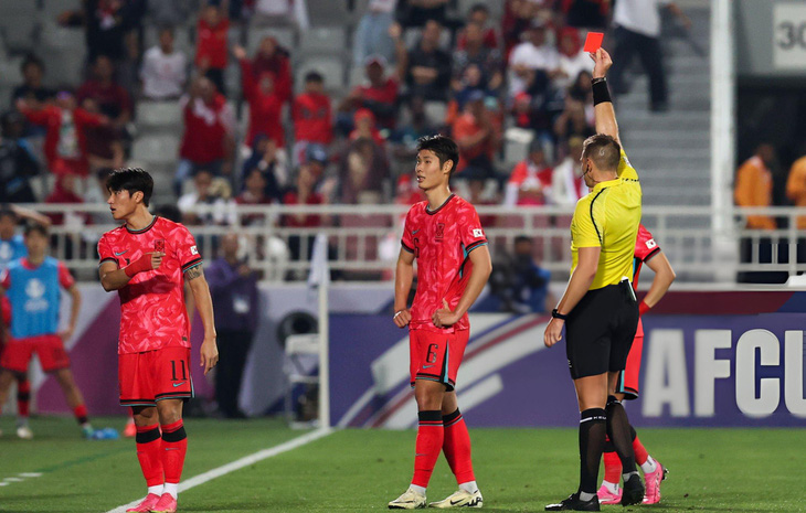 Baek Jong Bum nhận thẻ đỏ trực tiếp trong hiệp 2 - Ảnh: GETTY