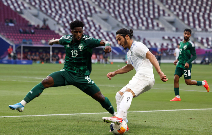 U23 Saudi Arabia (áo xanh) bất lực trước đối thủ - Ảnh: GETTY