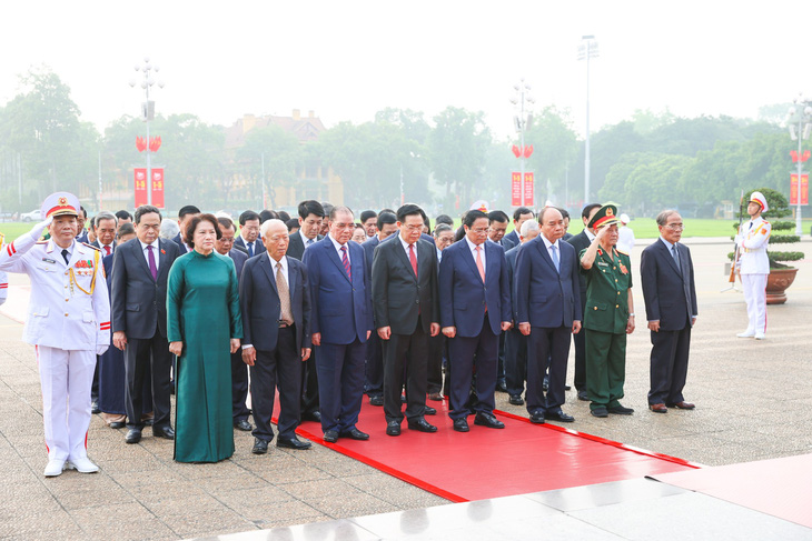 Đoàn đại biểu lãnh đạo Đảng, Nhà nước vào lăng viếng Chủ tịch Hồ Chí Minh - Ảnh: NHẬT BẮC