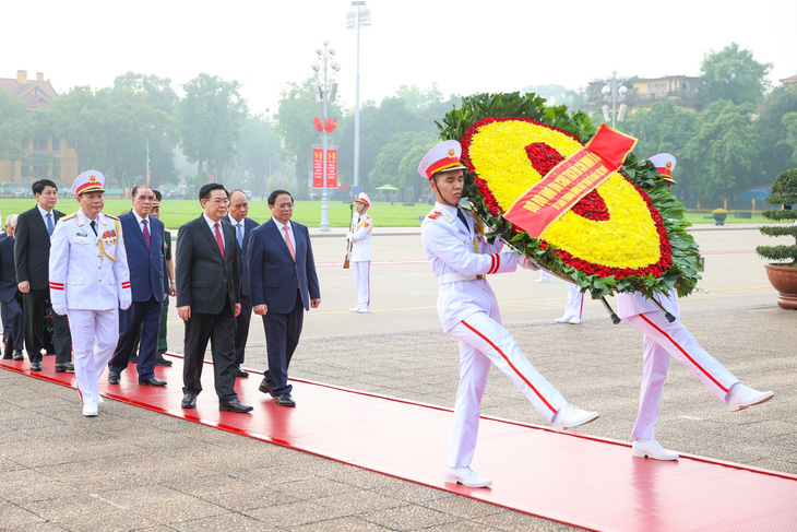 Vòng hoa của đoàn mang dòng chữ "Đời đời nhớ ơn Chủ tịch Hồ Chí Minh vĩ đại" - Ảnh: NHẬT BẮC