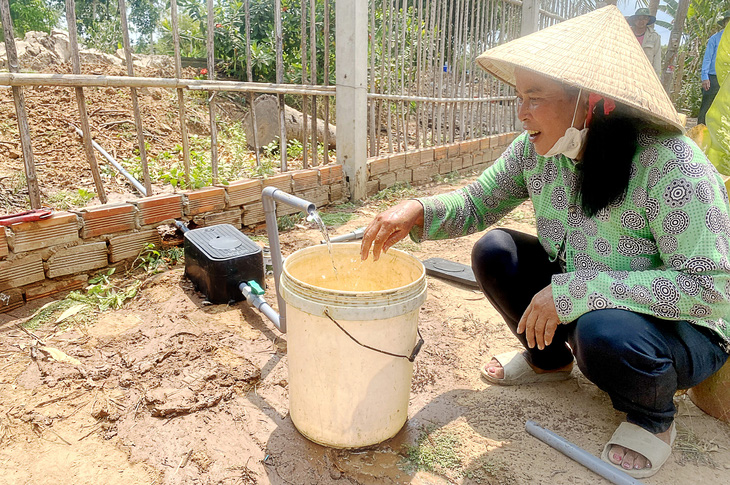 Chị Thao Thị Giang (xã Tài Văn, huyện Trần Đề, Sóc Trăng) vui mừng vì có nước ngọt sinh hoạt trong những ngày nắng nóng - Ảnh: KHẮC TÂM