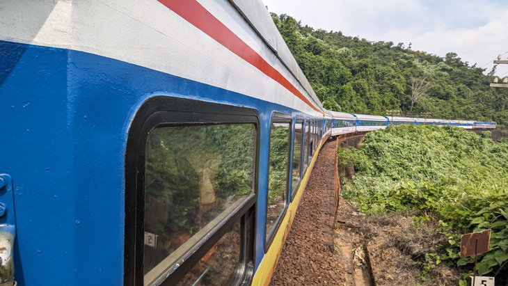 Tuyến đường sắt du lịch kết nối Huế - Đà Nẵng đang hấp dẫn khách du lịch - Ảnh: NHẬT LINH