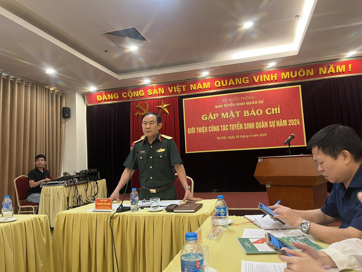 Trung tướng Nguyễn Văn Oanh, cục trưởng Cục Nhà trường (Bộ Quốc phòng), chia sẻ về kỳ thi đánh giá riêng tuyển sinh cho các trường quân đội từ năm 2025 - Ảnh: VĨNH HÀ