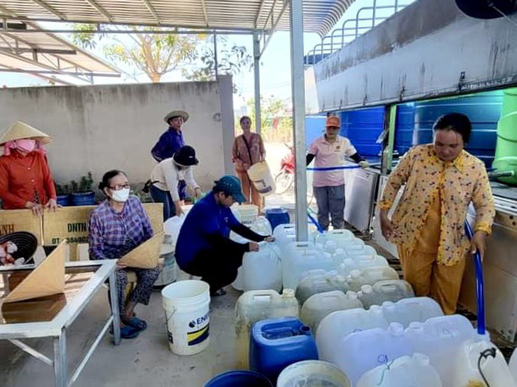 Người dân vùng hạn mặn xã Tân Phước, huyện Gò Công Đông (Tiền Giang) chờ đợi nhận nước sạch - Ảnh: NVCC