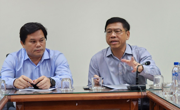 Thứ trưởng Nguyễn Xuân Sang (phải) trực tiếp chỉ đạo tìm kiếm - Ảnh: TRẦN MAI